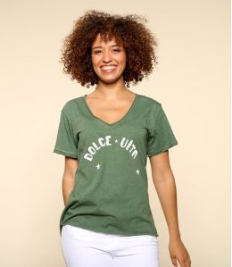 VITA KHAKI Una t-shirt in cotone biologico da donna - - Storiatipic VITA KHAKI Una t-shirt in cotone biologico da donna - - Storiatipic