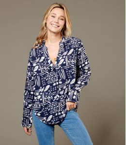 Blusa de viscosa para mujer MILA GRAF NAVY - Winter Essentials - Storiatipic Blusa de viscosa para mujer MILA GRAF NAVY - Winter Essentials - Storiatipic