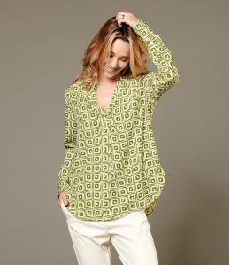 MILA KARO BLUSA DE VISCOSA para mujer caqui - Esenciales de invierno - Storiatipic MILA KARO BLUSA DE VISCOSA para mujer caqui - Esenciales de invierno - Storiatipic