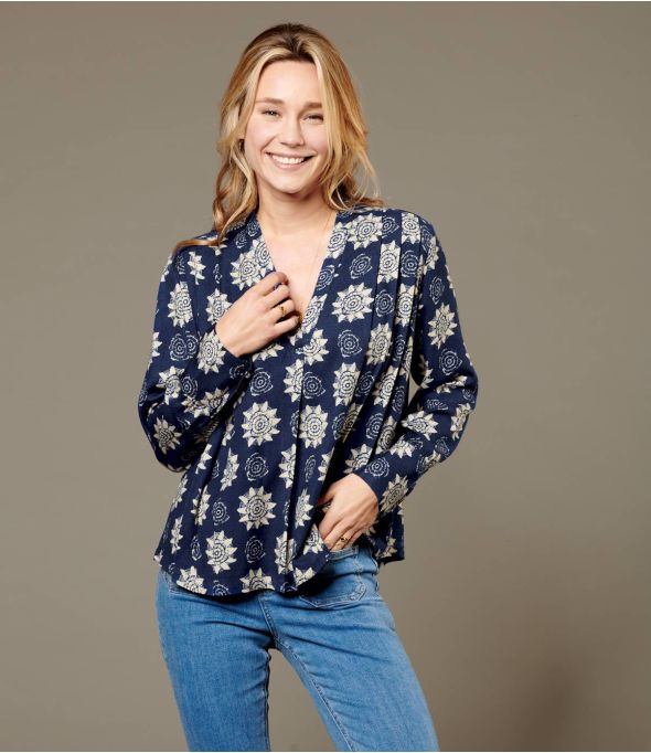 Blusa de viscosa SARA ROSETTE NAVY para mujer - Winter Essentials - Storiatipic