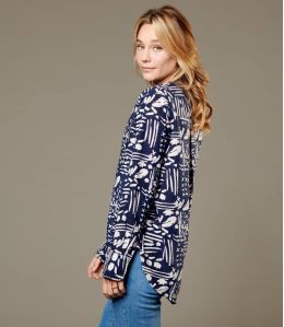Blusa de viscosa para mujer MILA GRAF NAVY - Winter Essentials - Storiatipic Blusa de viscosa para mujer MILA GRAF NAVY - Winter Essentials - Storiatipic